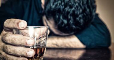 Stire din Social : Tinerii constănțeni, pradă alcoolului  și drogurilor