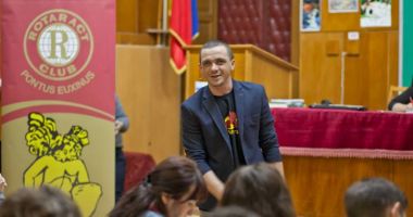 Stire din Cultură-Educație : Educația din America și Belgia,  adusă de tineri la Constanța