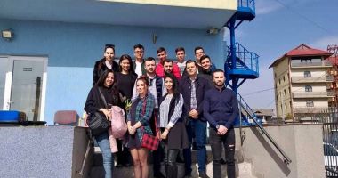 Stire din Politică-Administrație : Tinerii din ALDE Constanța, vizită la Căminul de Bătrâni "Azur"