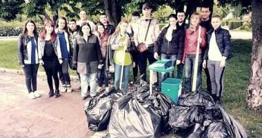Stire din Politică-Administrație : Tinerii liberali au făcut curățenie în mai multe zone din Constanța
