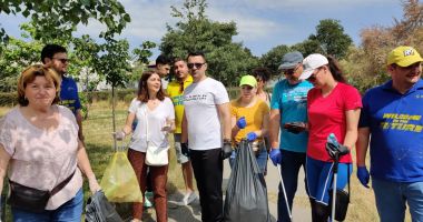 Deputatul Marian Cruşoveanu și tinerii din PNL au curăţat o parte din Lacul Tăbăcărie