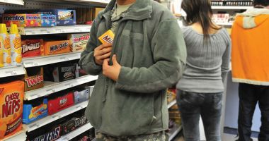 Stire din Eveniment : Tineri prinși  după ce au furat  din supermarketuri