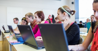 Stire din Cultură-Educație : Tinerii traducători din licee sunt provocați la un concurs internațional
