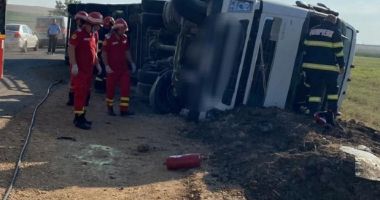 Circulaţie oprită total pe DN 22A, unde o cantitate mare de ulei alimentar s-a scurs pe carosabil