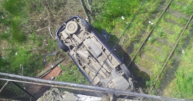 Foto și Video. Grav accident la Constanța. MAȘINĂ IZBITĂ DE TIR, CĂZUTĂ PE CĂILE FERATE, DE PE POD. Victimele: mamă și fiu - 4