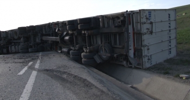 Stire din Eveniment : PERICOL DE EXPLOZIE, după ce un TIR s-a răsturnat la Sibioara