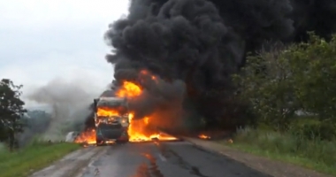 Un tir încărcat cu sodă caustică solidă a luat foc pe DN 1B