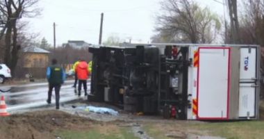 Soț și soție, accidentați mortal de un TIR, în drum spre muncă