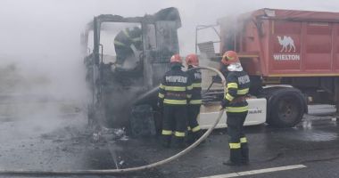 Tir în flăcări, pe autostrada A4. Şoferul s-a salvat