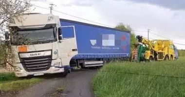 Stire din Actualitate : Șofer de TIR român beat păcălit de GPS. Pompierii s-au chinuit 6 ore să deblocheze camionul