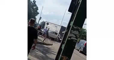 Panică la Cireșica! Un TIR aflat în mers a lovit mai multe mașini