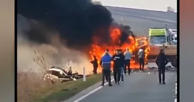 Stire din Actualitate : Impact devastator între mașină și TIR. O viață pierdută