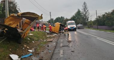 Dubă ruptă în două în urma impactului violent cu un TIR, în Suceava - 2