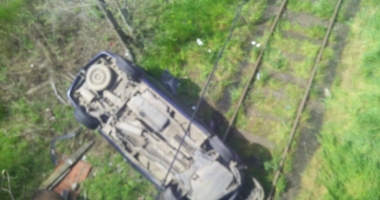Foto și Video. Grav accident la Constanța. MAȘINĂ IZBITĂ DE TIR, CĂZUTĂ PE CĂILE FERATE, DE PE POD. Victimele: mamă și fiu - 5