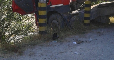 Galerie foto. ACCIDENT RUTIER ȘOCANT. ȘOFER STRIVIT DE PROPRIUL TIR, RĂMAS FĂRĂ PICIOARE - 2