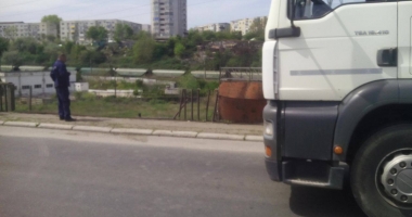 Foto și Video. Grav accident la Constanța. MAȘINĂ IZBITĂ DE TIR, CĂZUTĂ PE CĂILE FERATE, DE PE POD. Victimele: mamă și fiu - 6