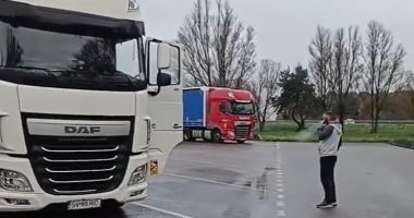 Stire din Actualitate : Șofer român de TIR, lăsat fără 1.300 de litri de motorină, pe o autostradă din Franța: "Cine zice că e ușoară meseria, și sigură și frumoasă..."