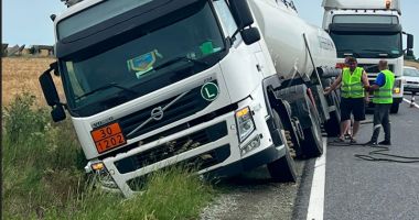 Stire din Eveniment : Un TIR s-a răsturnat în afara părții carosabile, în Oituz