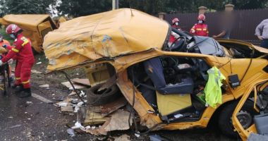 Dubă ruptă în două în urma impactului violent cu un TIR, în Suceava