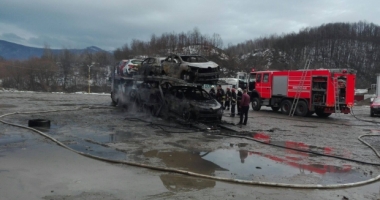 Stire din Eveniment : VIDEO / Un TIR încărcat cu opt mașini a luat foc. Patru dintre ele au explodat