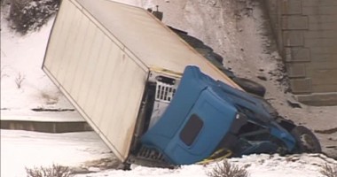 Stire din Eveniment : Accident în Buzău: Un TIR a căzut de pe un pod, de la 15 metri înălțime