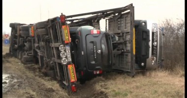 Stire din Eveniment : VIDEO - Un TIR încărcat cu autoturisme s-a răsturnat