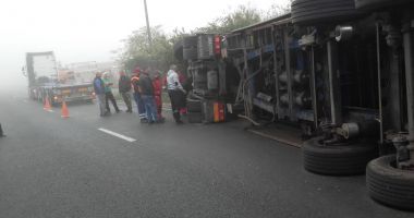 TIR răsturnat la marginea orașului Murfatlar