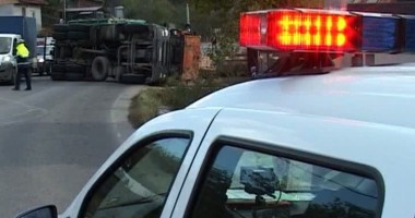 Stire din Eveniment : Pericol de explozie. Un TIR încărcat cu azotat de amoniu s-a răsturnat pe șosea