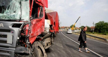 Stire din Eveniment : TIR spulberat  de un autocar.  Un mort și doi răniți la Ciocârlia