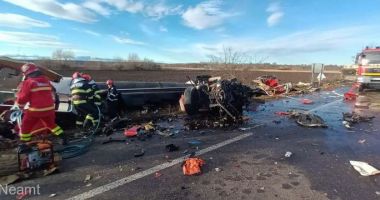Stire din Eveniment : Două persoane încarcerate în urma coliziunii dintre două TIR-uri. Traficul a fost blocat total