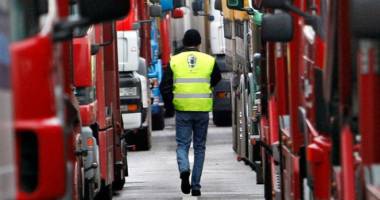 Stire din Eveniment : Coadă de peste zece kilometri la vama Giurgiu-Ruse