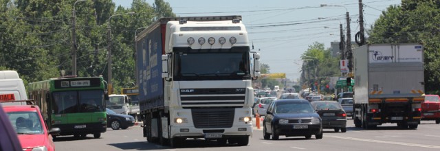 Stire din Eveniment : "Ce rost mai are șoseaua de centură, dacă TIR-urile circulă tot prin oraș?"