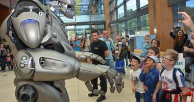 Sute de copii, strânși în jurul lui Titan the Robot - 10
