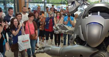 Sute de copii, strânși în jurul lui Titan the Robot - 11