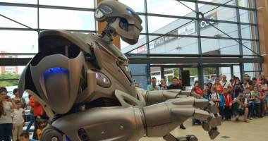 Sute de copii, strânși în jurul lui Titan the Robot - 12