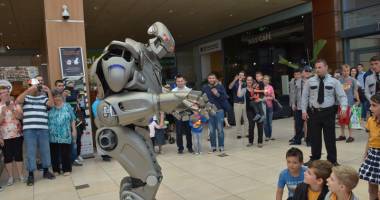 Sute de copii, strânși în jurul lui Titan the Robot - 2