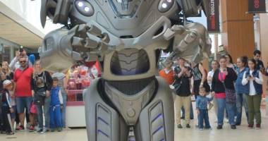 Sute de copii, strânși în jurul lui Titan the Robot - 3
