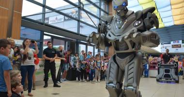 Sute de copii, strânși în jurul lui Titan the Robot - 4