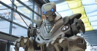 Sute de copii, strânși în jurul lui Titan the Robot - 5