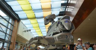 Sute de copii, strânși în jurul lui Titan the Robot - 6