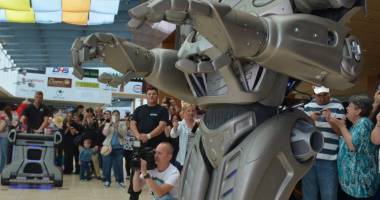 Sute de copii, strânși în jurul lui Titan the Robot - 7