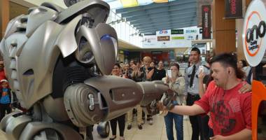 Sute de copii, strânși în jurul lui Titan the Robot - 8
