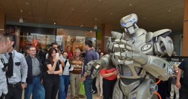 Sute de copii, strânși în jurul lui Titan the Robot - 9