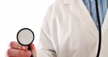 Stire din Eveniment : Doi ASISTENȚI medicali au abuzat SEXUAL o bătrână PARALIZATĂ!