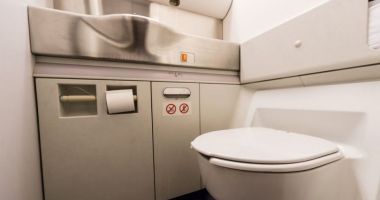 Stire din Actualitate : Un pasager dă în judecată o companie aeriană după ce a fost scos dezbrăcat din toaletă