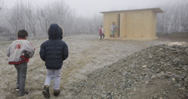Stire din Cultură-Educație : Vor scăpa elevii de toaletele din curte? Guvernul alocă bani pentru „cea mai tristă realitate” a României