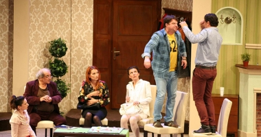 Stire din Cultură-Educație : Poftiți la o comedie care vă va "înnebuni" de râs