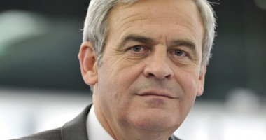 Stire din Politică-Administrație : Laszlo Tokes a rămas fără Ordinul Steaua României