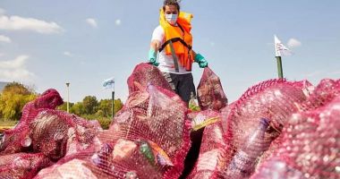 Tone de gunoaie, adunate de voluntari pe Lacul Tăbăcărie - 2