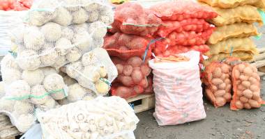 Stire din Eveniment : Tone de legume și fructe, confiscate de polițiști